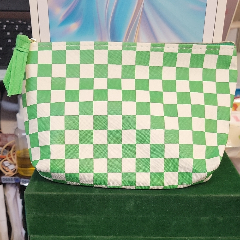 Green and White Checkered Women's Cosmetic Pouch Bag 7x5x2 Ne2